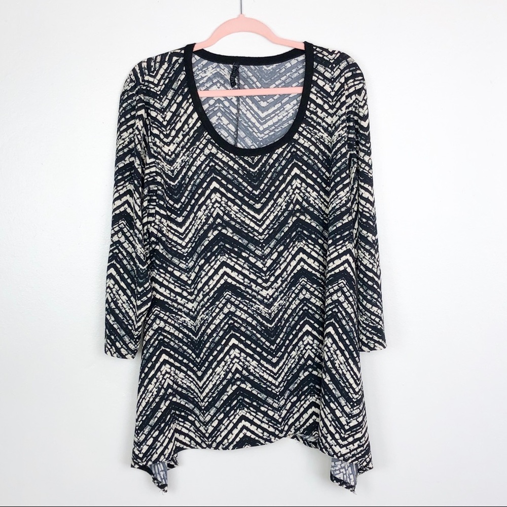 trendy top 1x chevron black and white